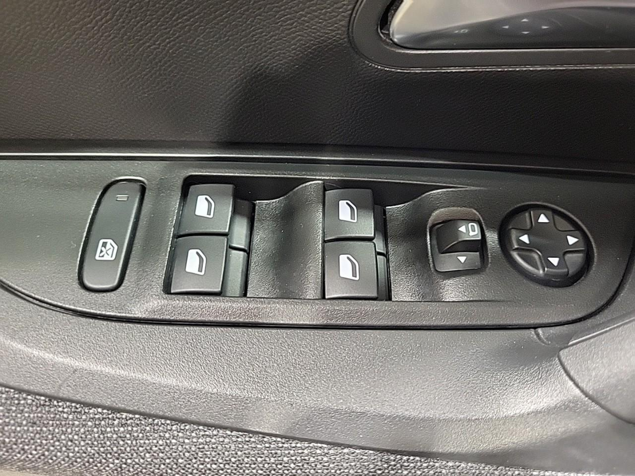 Peugeot 2008 hybrid 145 e-dcs6 style — photo 23