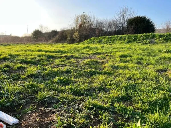 Terrain 600 m²