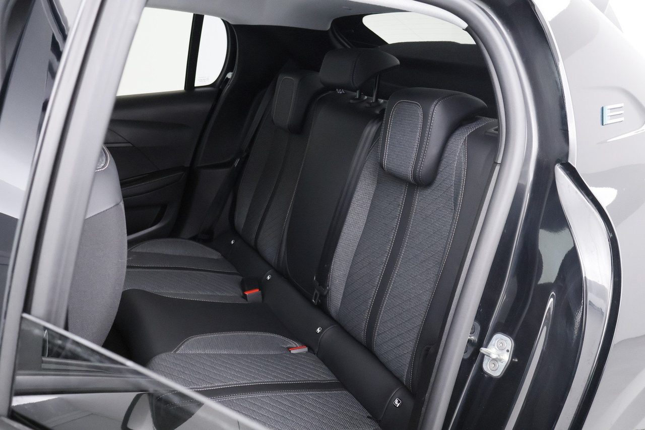 Peugeot 208 — photo 31