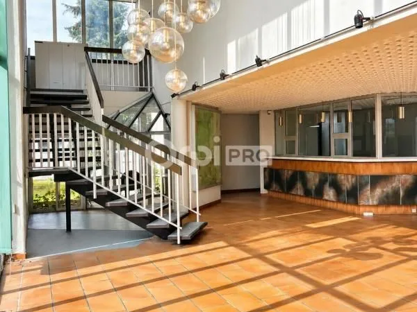Bureau 654 m²