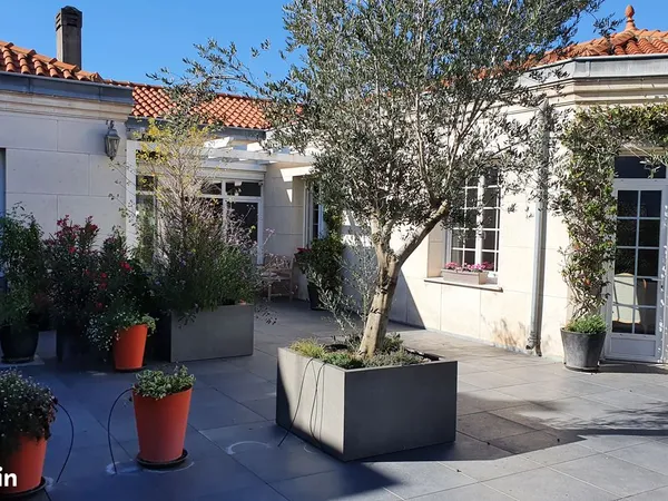 BORDEAUX CENTRE - VILLA DE CARACTÈRE DE 255 m² AVEC JARDIN, TERRASSE DE 110 m² ET PARKING PRIVATIF