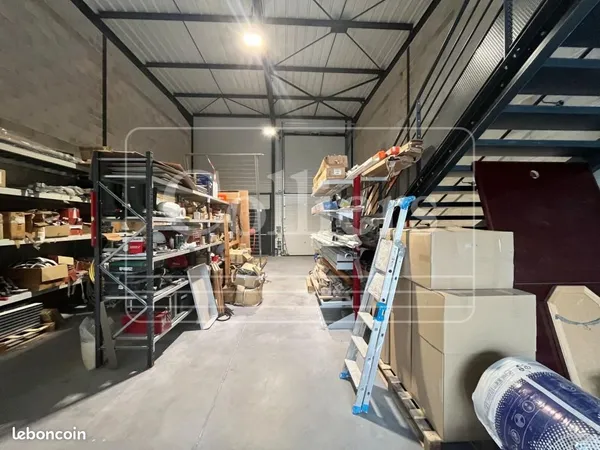 Local industriel 150 m²