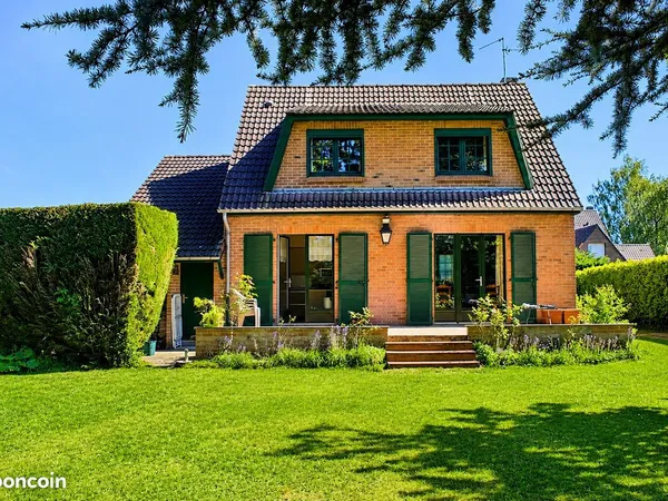 Belle maison individuelle érigée sur un terrain de plus de 1 000 m². Quatre chambres. Garage et stat