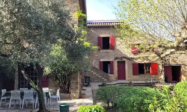 A vendre Mas rénové 5 chambres avec gite 4 pers et piscine sur 1,5ha de terrain