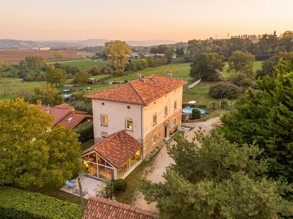 Ancienne école réinventée en spacieuse maison familiale