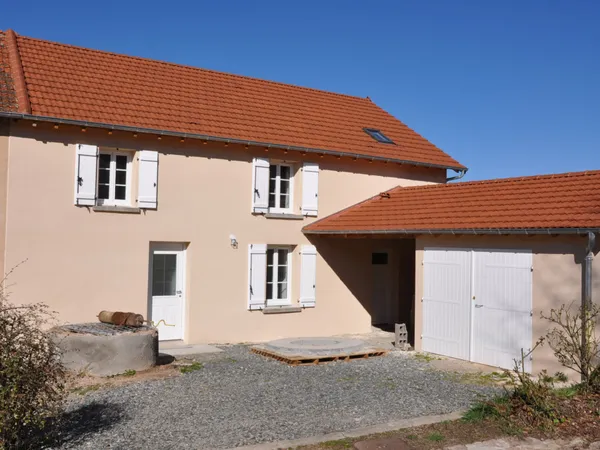 Maison entièrement rénovée avec 3 chambres, garage, terrasse