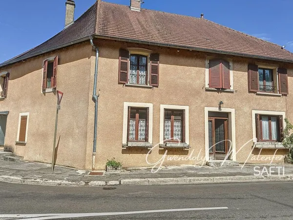 Maison de caractère avec volumes exceptionnels, ancien commerce du village - entre Arc-et-Senans et 