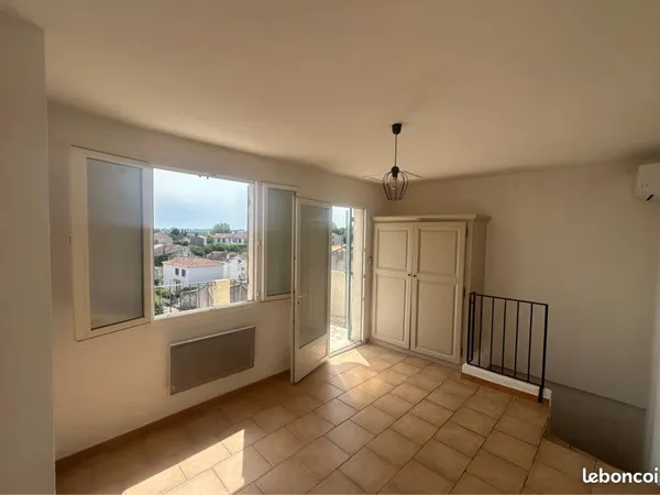 Maison de ville en pierre avec extérieur
