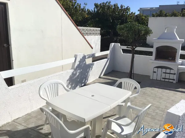 Proche de la place du Tertre et de la plage, en rdch, appart T2