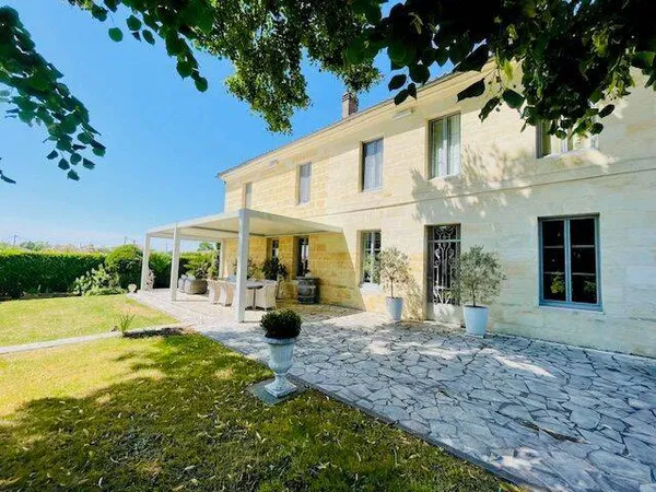 Maison 11 pièces 233 m²