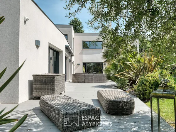 La Maison d'architecte avec piscine intérieure et jardin paysager sans vis-à-vis.