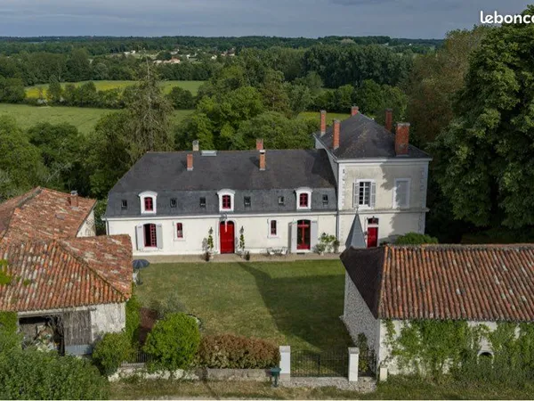 Vends Maison de maître en Dordogne, 15 pièces 530 m2 sur 8000 m2 de terrain