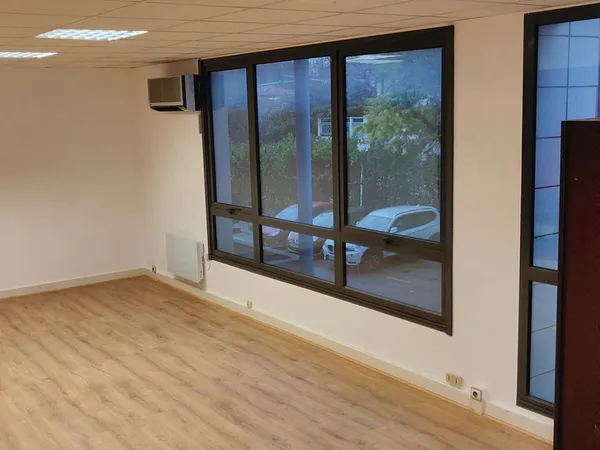 Loue Bureaux Local professionnel à Montpellier (34) de 50m² + 11m² + Parking