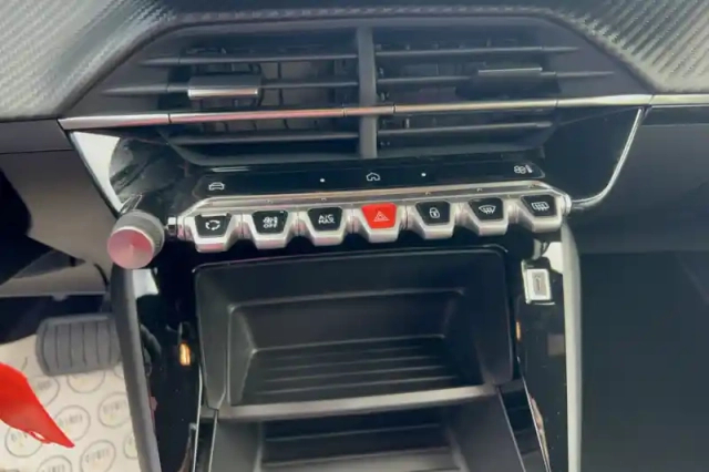 Peugeot 2008 hybrid 110 e-dcs6 — photo 32