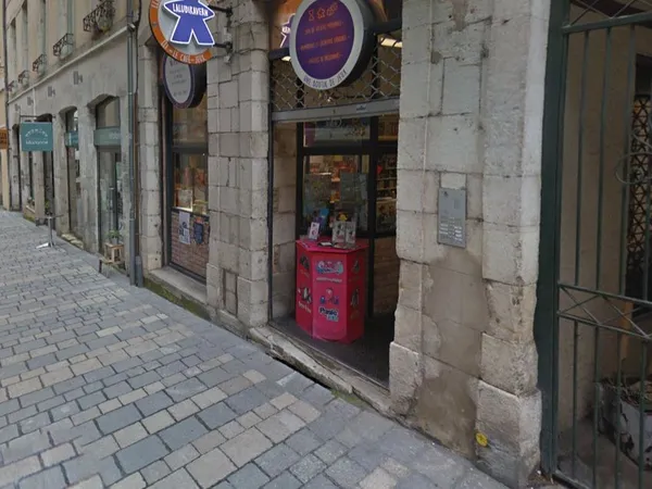 HYPER-CENTRE, BELLE VITRINE POUR CE GRAND LOCAL DE 96m2