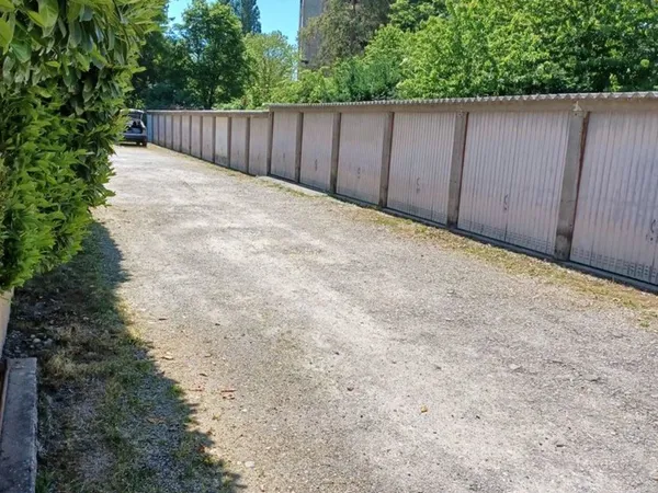 d'un lot de 20 garages ,