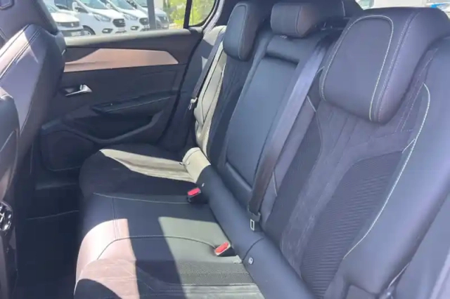 Peugeot 308 phev 180 e-eat8 — photo 11