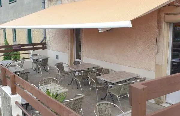 EXCLUSIVITÉ – OPPORTUNITÉ RARE : BAR, SNACK, GRILL AVEC LICENCE IV – CLÉ EN MAIN – TERRASSE, JARDIN 