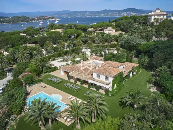 Maison 8 pièces 900 m²