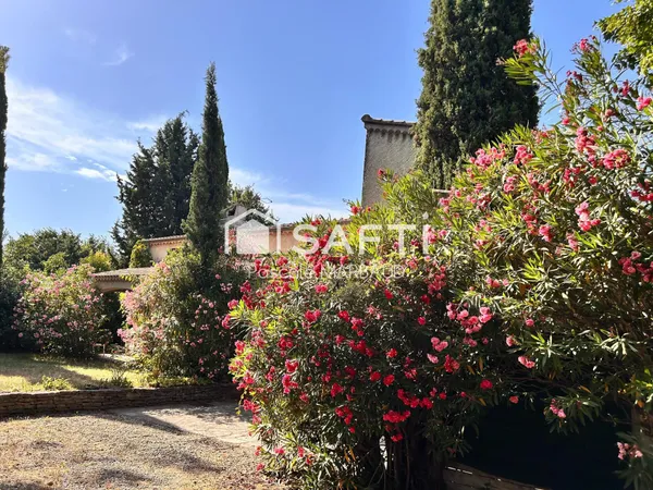 Villa avec piscine, sur 2165 m² clôturé, arboré, 4 chambres+bureau+buanderie+garage+grenier+cave.