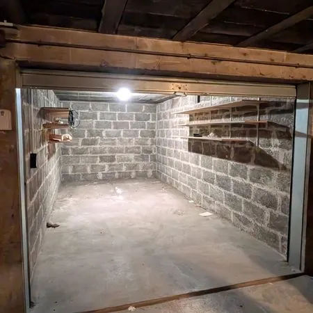 GARAGE de 15m2 fermé avec porte électrique et lumière