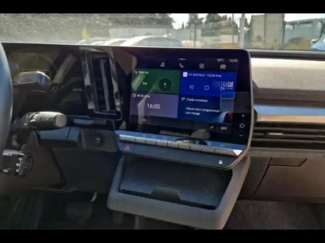 Renault Megane e-tech electric ev60 220ch equilibre super charge — photo 10