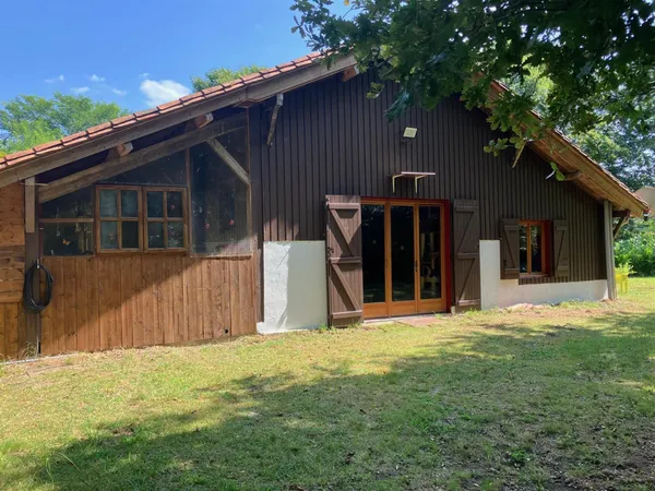 Propriété équestre isolée sur 11,8 ha d'un seul tenant - carrière, grange et maison de plain-pied