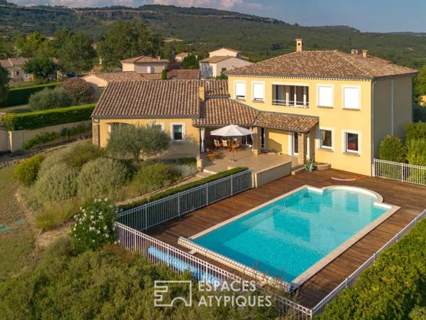 Villa d'architecte avec vue, spacieuse piscine et chauffage par géothermie