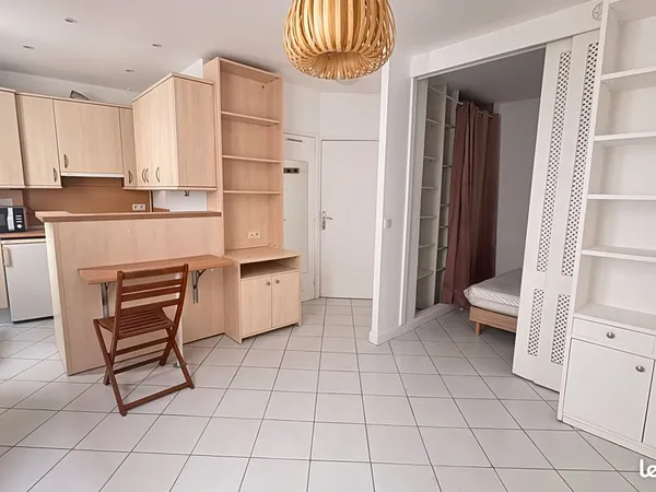 Studio a louer à l'année (meublé)