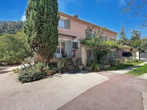 Maison familiale de 160 m² au calme à Tourette-Levens