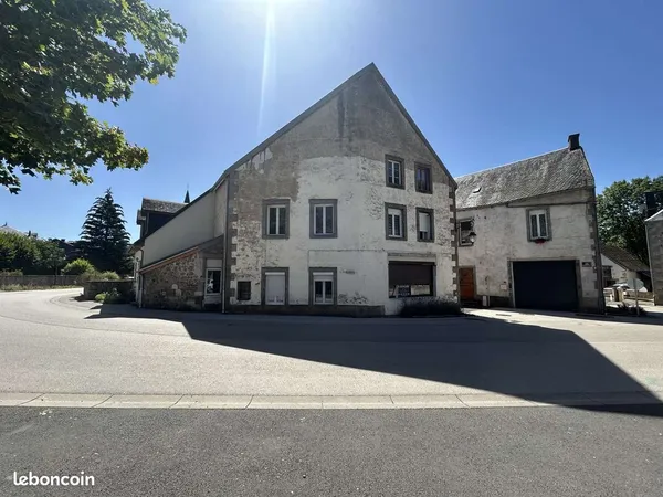 Grande maison sur la place