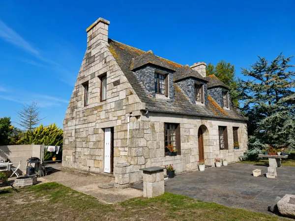 SANTEC - À seulement 200 m de la plage du Billou : maison à réinventer sur belle parcelle exposée