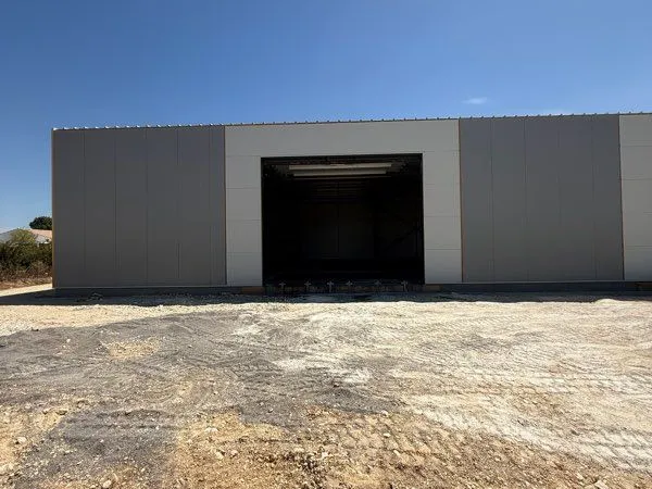 À LOUER - Local d'activité / Entrepôt / Dépôt / Garage / Box - 200 m² - Échillais