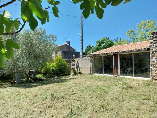 Maison avec dépendances et terrains