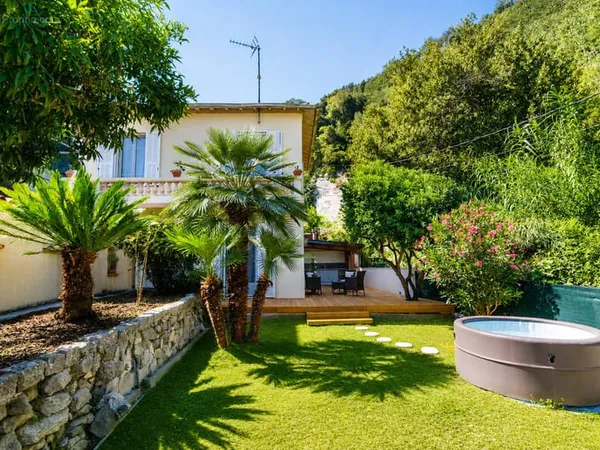 Menton - Maison bourgeoise avec jardin plat de plus de 430 m2 et potentiel d'extension