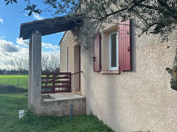 Saint Etienne du Grès : Villa de plein pied, 3 chambres, terrain 420m²