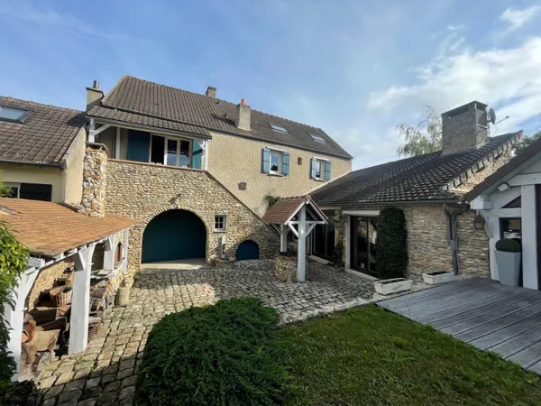 Jolie maison ancienne coeur de village avec jardin 6' Montfort L Amaury 8 pièces 280 m2