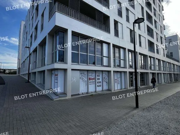 Loue local 75m² empl strat St Jacques de la Lande
