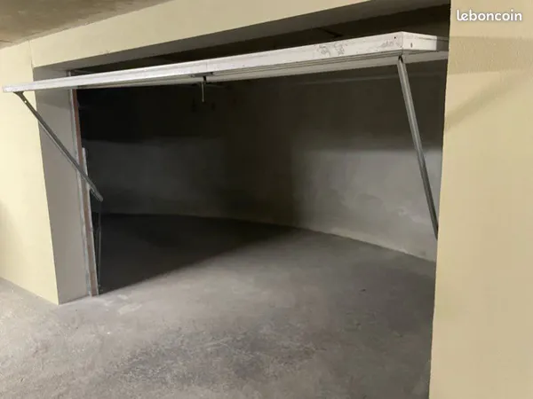 Garage moto ou box de stockage . Grasse centre