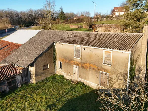 Maison ancienne à rénover entièrement sur QUINCAY avec dépendances.