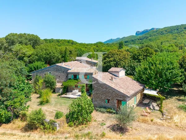 Propriété en pierre au coeur de la nature