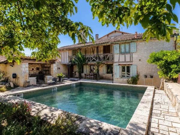 Maison de village avec piscine et jardin