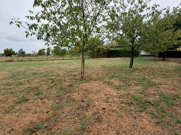 Terrain à bâtir de 700 m² à OZAN (01)