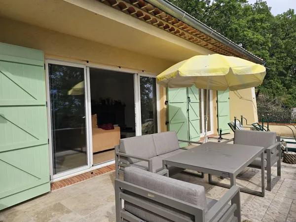 Nouveau prix – Maison rénovée avec terrain de 1 888 m² env et dépendance