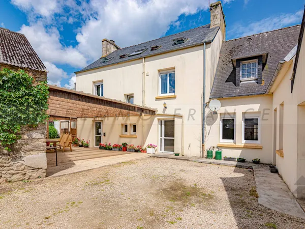 A VENDRE - LANHOUARNEAU - ENSEMBLE IMMOBILER DE 368 M2 - MAI