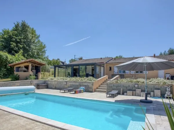 Maison style Villa avec piscine, entre ville et campagne, cadre privilégié en Dordogne