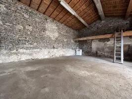 BLANZAT Grange de 55 m2 environ.