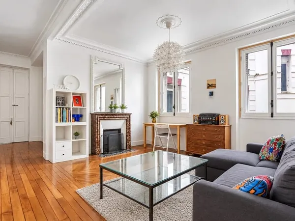 Paris 7 - Exclusivité - Rue de Bellechasse - Rez de cour - Bel immeuble - Calme et bon état