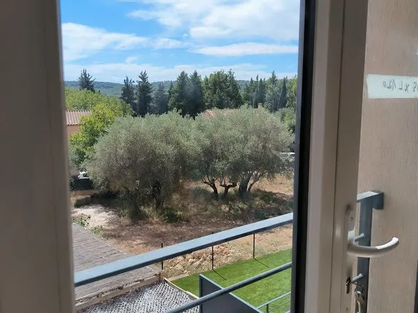 Appartement 2 pièces neuf au R+1 d'une bâtisse de charme avec parking privé