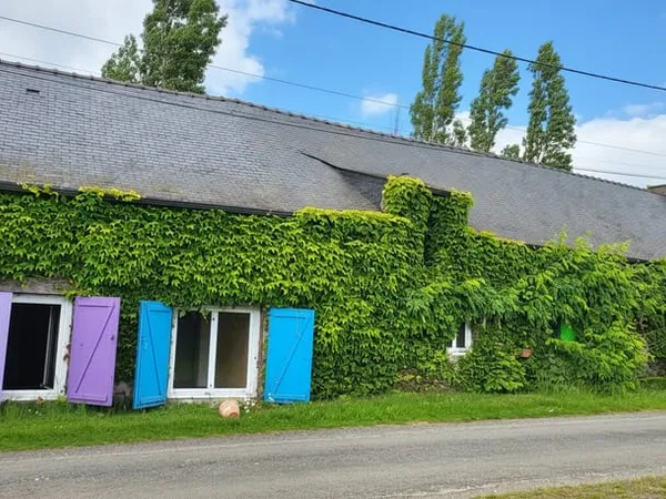 En hameau, longère de plain-pied